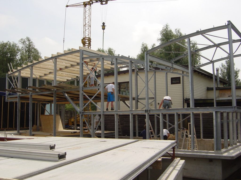 houten ruwbouw in het staalskelet