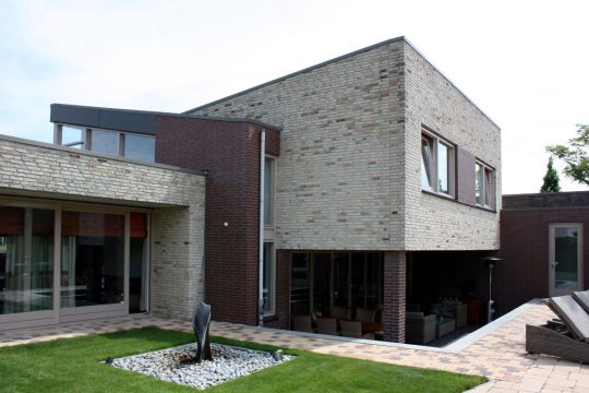 Nieuwbouw ruime villa met kantoor, Weert - hoek met overhangende verdieping - BEELEN CS architecten Eindhoven