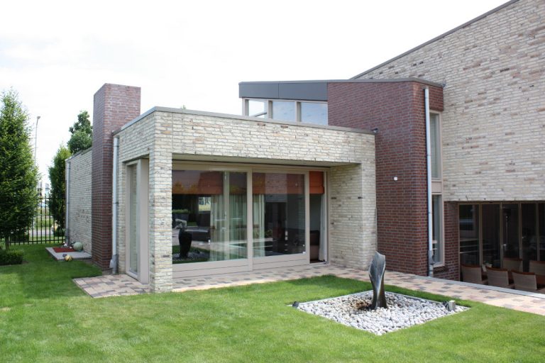woonkamer met lichtvanger vanaf verdieping - BEELEN CS architecten Eindhoven