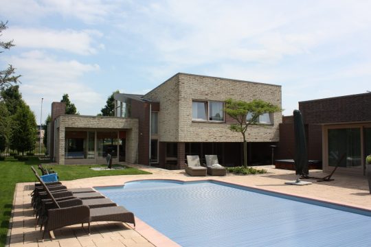 Nieuwbouw ruime villa met kantoor, Weert - tuinzijde met zwembad - BEELEN CS architecten Eindhoven