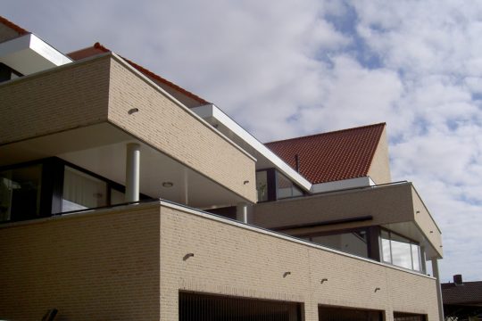 Appartementengebouwen De Poell en La Poste, Nederweert - De Poell, terrassen - BEELEN CS architecten Eindhoven