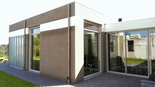 Gezinswoning met ongebruikelijke indeling, Nederweert - beschut terras - BEELEN CS architecten Eindhoven
