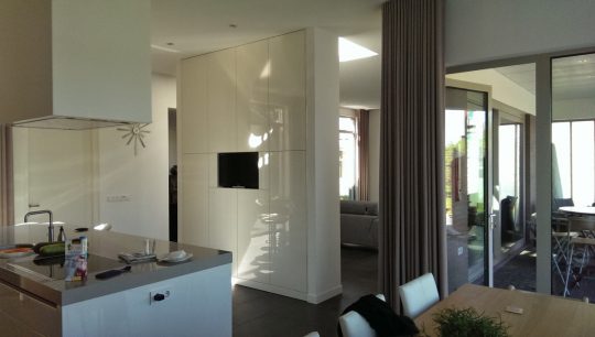 Gezinswoning met ongebruikelijke indeling, Nederweert - keuken en woonkamer gescheiden kastelement - BEELEN CS architecten Eindhoven
