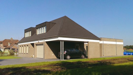 Gezinswoning met ongebruikelijke indeling, Nederweert - straatzijde carport - BEELEN CS architecten Eindhoven