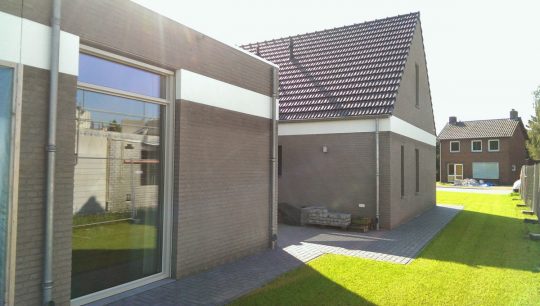 Gezinswoning met ongebruikelijke indeling, Nederweert - twee bouwvolumes - BEELEN CS architecten Eindhoven