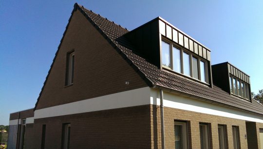 Gezinswoning met ongebruikelijke indeling, Nederweert - witte band in de gevel - BEELEN CS architecten Eindhoven