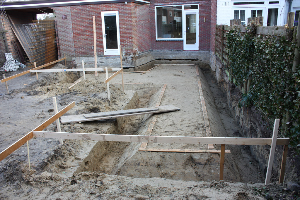 aanbouw en verbouwing woonhuis Helmerslaan Eindhoven bouwfoto grondverbetering en funderingssleuven in zandpakket