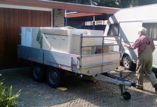 Nieuw leven voor een American Kitchen, de oude kasten op transport