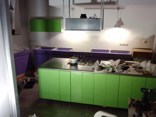 Nieuw leven voor een American Kitchen, met monteren van de nieuw gespoten deurtjes