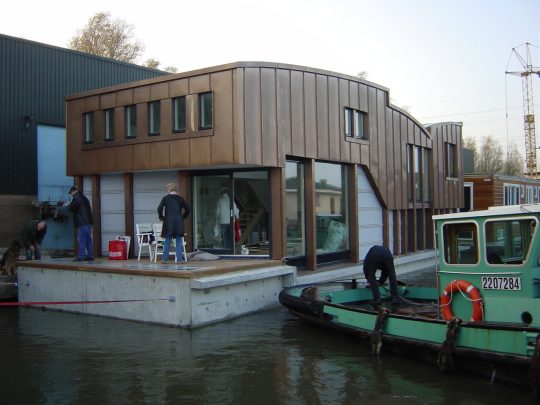 Nieuwbouw woonboot waterwoning in Amsterdam begin van het transport