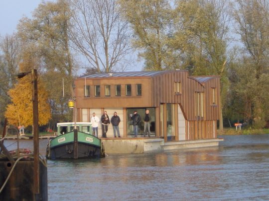 Nieuwbouw woonboot waterwoning in Amsterdam de ligplaats is in zicht