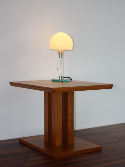 Bijzettafel van teak latten - met originele bauhaus lamp - BEELEN CS architecten Eindhoven