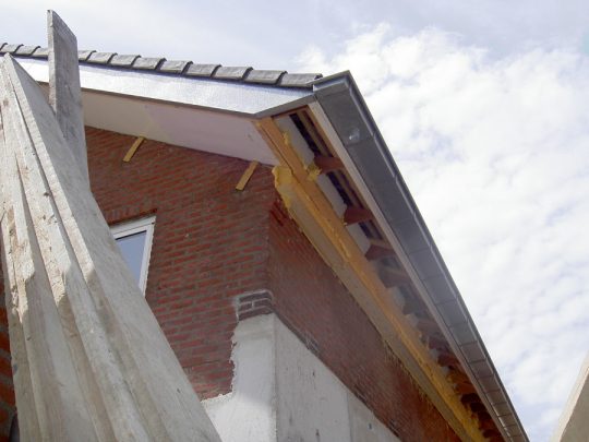 Transformatie tot passiefwoning - bouwfoto nieuw dakrand detail - BEELEN CS architecten Eindhoven