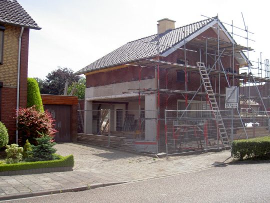 Transformatie tot passiefwoning - bouwfoto zijgevel opengeslagen - BEELEN CS architecten Eindhoven