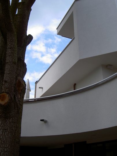 Woongebouw aan de Emmasingel, Weert - detail terras ballustrade - BEELEN CS architecten Eindhoven