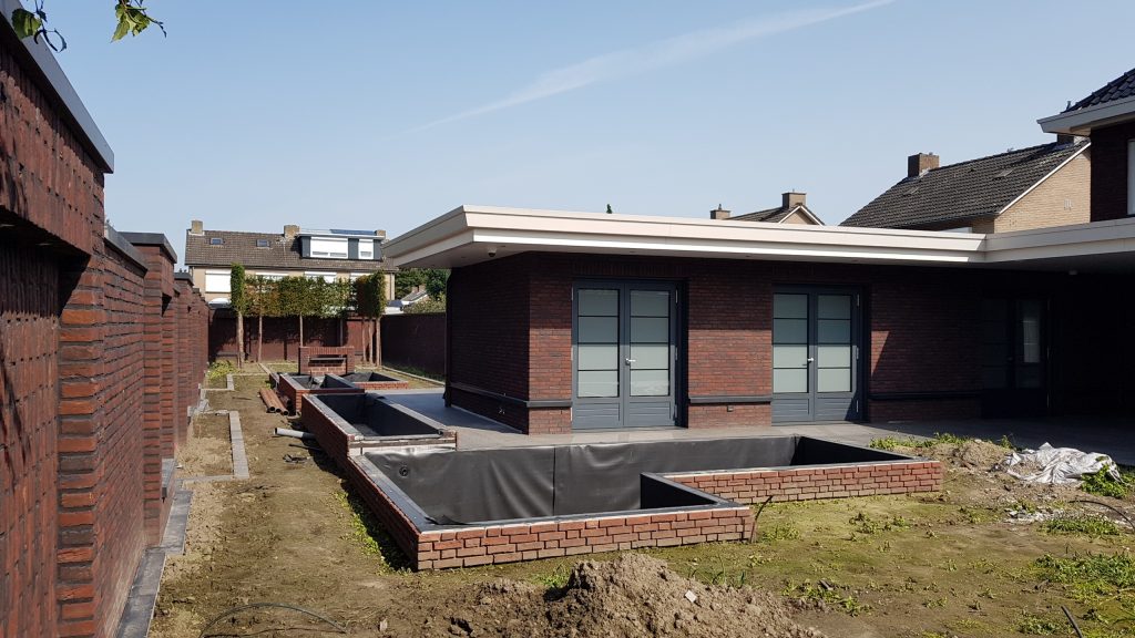 diepe zijtuin met waterpartijen