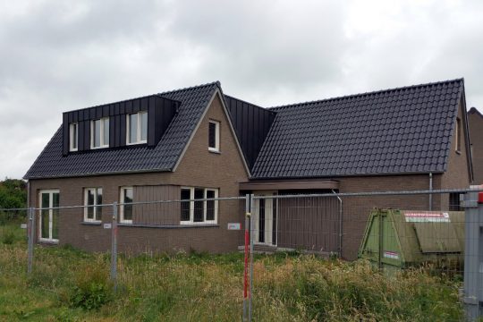 de nagenoeg voltooide woning