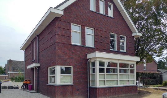 BEELEN CS architecten Eindhoven Nieuwbouw woonhuis Mr Rijkenstraat Veldhoven erker voorgevel