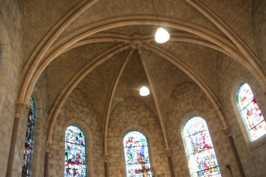 Herbestemming Bernadettekerk Landgraaf naar zorgwoningen plafond priesterkoor- BEELEN CS architecten Eindhoven