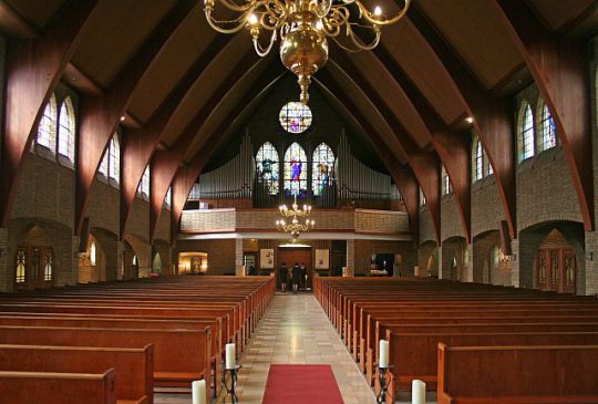 Herbestemming Theresiakerk te Landgraaf, interieur kijkend naar het oksaal, BEELEN CS architecten bv