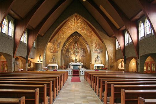 Herbestemming Theresiakerk te Landgraaf, interieur kijkend naar het priesterkoor, BEELEN CS architecten bv